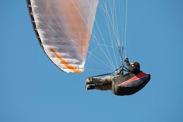 Crédence de cuisine en verre imprimé Sports aériens Parapente volant dans un beau ciel bleu