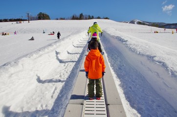 晴天の日本のスキー場