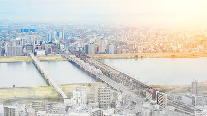 Obraz premium Azja Koncepcja biznesowa - panoramiczny nowoczesny budynek miejski z lotu ptaka pod wschodem słońca i porannym błękitnym niebem w Osace w Japonii. Wymieszać ręcznie rysowane szkic ilustracji