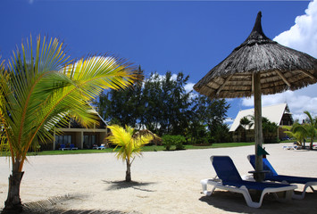 Strandliegen am Strand von Mauritius.
