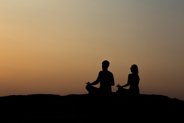 Fototapeta na wymiar silhouette of couple at sunset summer, healthy concept