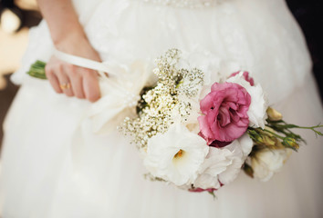 Obraz na płótnie Canvas beautiful and gentle wedding bouquet in bride's hands