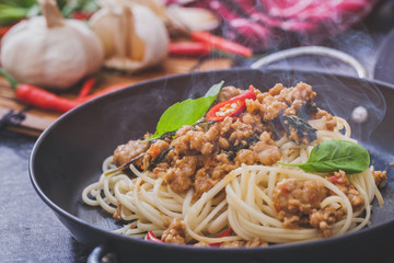 Stir-fried spicy spaghetti