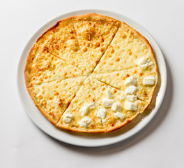 вкусная сырная пицца на белом фоне