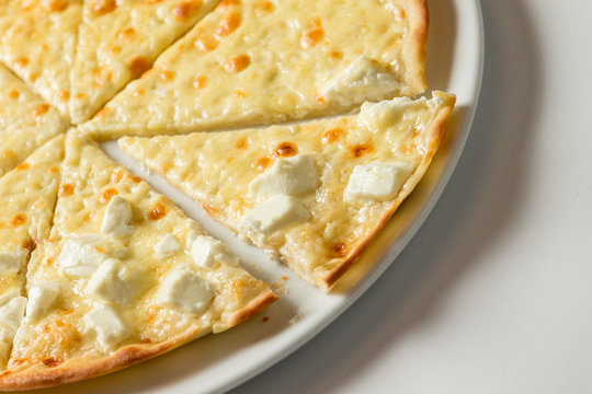 вкусная сырная пицца на белом фоне