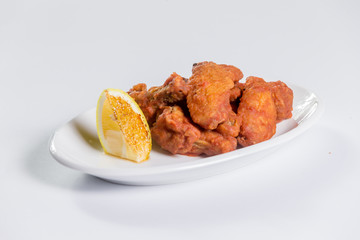 наггетсы из индейки в кляре и с лимоном на белом фоне