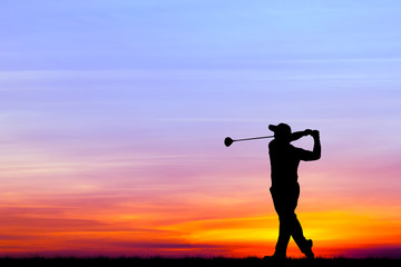 golfeur silhouette jouant au golf pendant le beau coucher de soleil