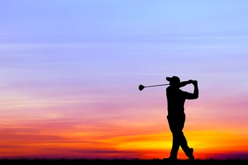 Deurstickers silhouet golfer golfen tijdens prachtige zonsondergang © Satit _Srihin