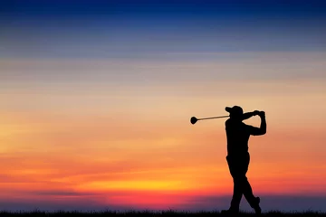 Papier Peint photo Lavable Golf golfeur silhouette jouant au golf pendant le beau coucher de soleil