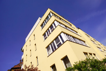 Fototapeta na wymiar Modernes Wohngebäude in Deutschland