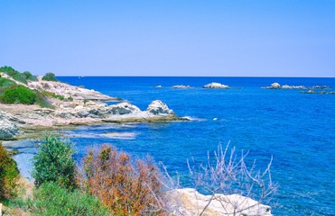 Felsen und Vegetation an einsamer Stelle im Golfe de Saint Florent, Mittelmeer, Korsika,...