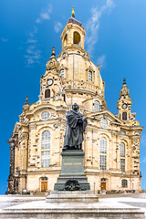 Fototapeta na wymiar Denkmal von Martin Luther vor der Frauenkirche in Dresden (Deutschland)