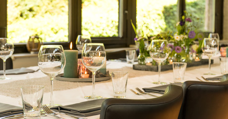 Dekorierter gedeckter Tisch im Restaurant