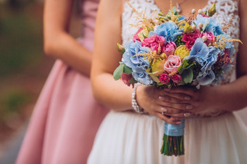 Obraz na płótnie Canvas Wedding flowers in hand