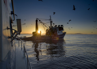 Sonnenaufgang  in der Adria. Fiescherboot. © Peter