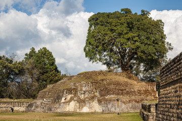 Fototapeta na wymiar Ruins of the pre-hispanic Mayan town Iximche, Guatemala