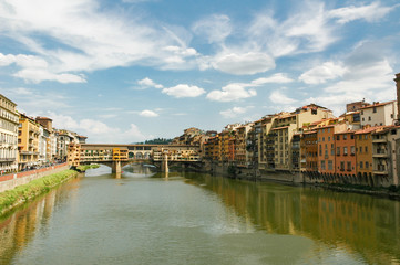 Fototapeta na wymiar Fluß Arno und Ponte Vecchio in Florenz Toskana