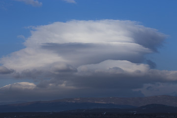 Obraz premium Mountain landscape under blue sky and white cloud.