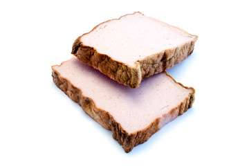 Fleischkäse isoliert auf weiß