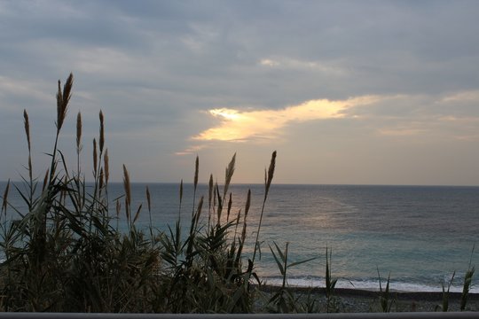 Spiraglio di sole tra le nuvole sul mare