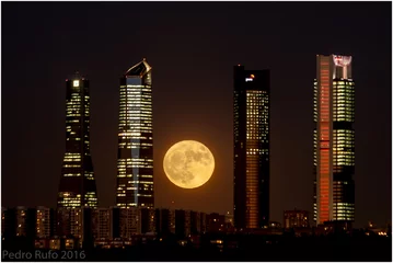 Poster Super Luna in de skyline van Madrid © pedrorufo