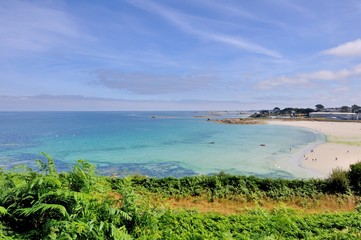 Vue sur la belle plage de sable de Tr&eacute;stel en Bretagne