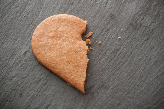 biscuit en forme de coeur cassé en deux sur ardoise