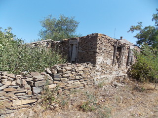 Часть разрушенного дома из дикого природного камня.