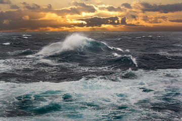 Naklejka premium sea wave in atlantic ocean during storm