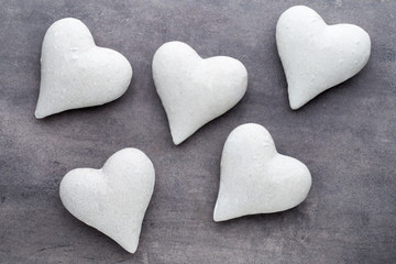 Obraz premium Red hearts on the gray background. Valentine Day background.