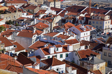 Fototapeta na wymiar Blick auf die roten Dächer von Alfama in Lissabon, Portugal.