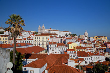 Fototapeta na wymiar Blick auf die roten Dächer von Alfama in Lissabon, Portugal.