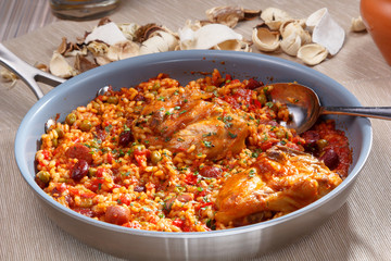 Chile con carne with chicken is on the pan.