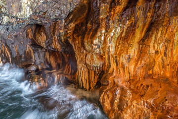 三段壁洞窟 潮吹き岩