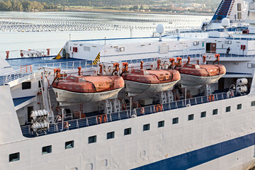 Barco de cruceros, detalle de botes salvavidas.