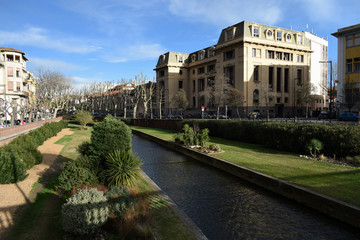 Palais consulaire le long de la rivière La Basse à Perpignan, Pyrénées orientales.