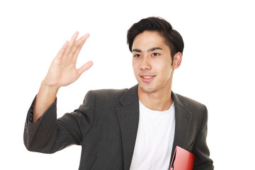 ガッツポーズの男性