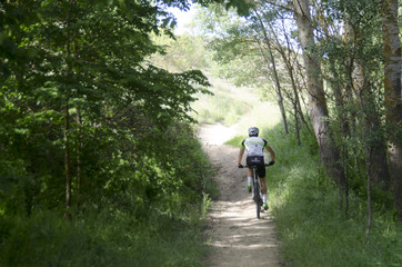 Obraz premium CICLISTA EN EL CAMPO 