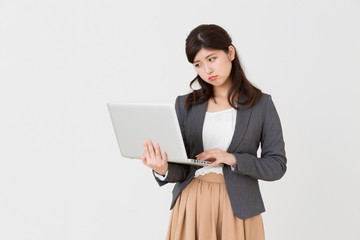 パソコンを見る女性　考える　ビジネス