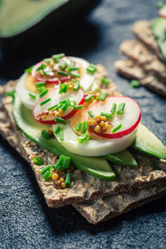 Crisp sandwich with avocado, chive and eggs