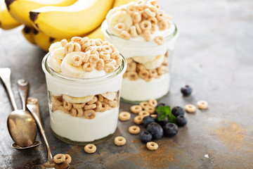 Yogurt parfait with cereal and banana