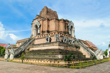 Fototapeta na wymiar Wat Chedi luang, Thai temple in Chiangmai Thailand