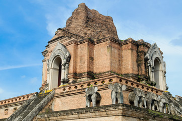 Fototapeta premium Wat Chedi luang, Thai temple in Chiangmai Thailand