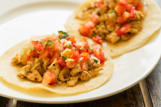 Tacos De Carnitas Y Carne Al Pastor, Comida Mexicana Con Tortillas.