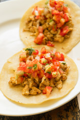 Tacos de carnitas y carne al pastor, comida Mexicana con tortillas.