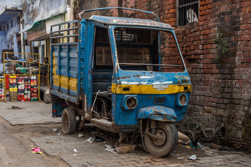 Fototapeta na wymiar Old abandoned tuk tuk, Agra