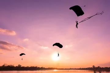 Poster de jardin Sports aériens Silhouette of parachute on sunset background