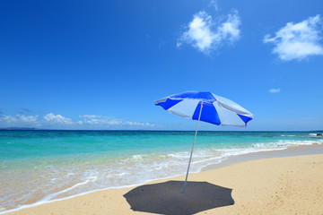美しい沖縄のビーチと夏空