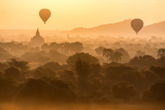 Sunrise on Bagan pagodas