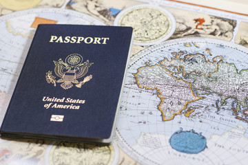 アメリカのパスポートとアンティークマップ